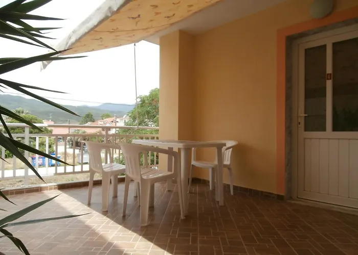 Villa Finikas Otel Vrasná
